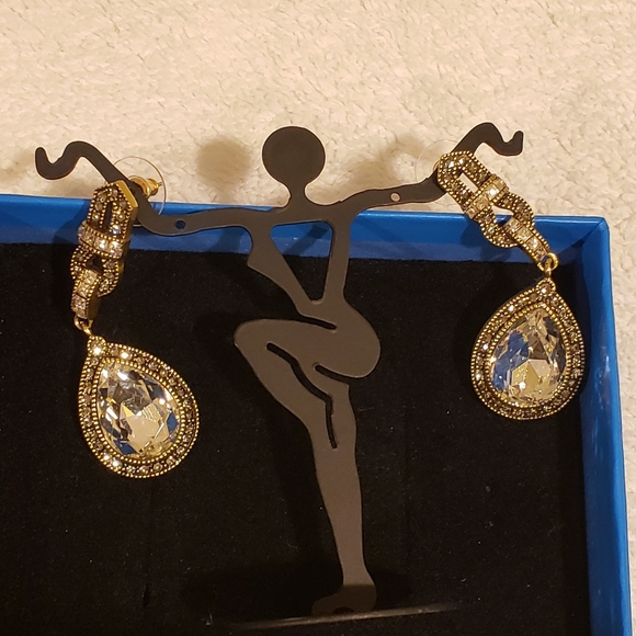 🛍Heidi Daus  Stunning Earrings - Picture 5 of 13